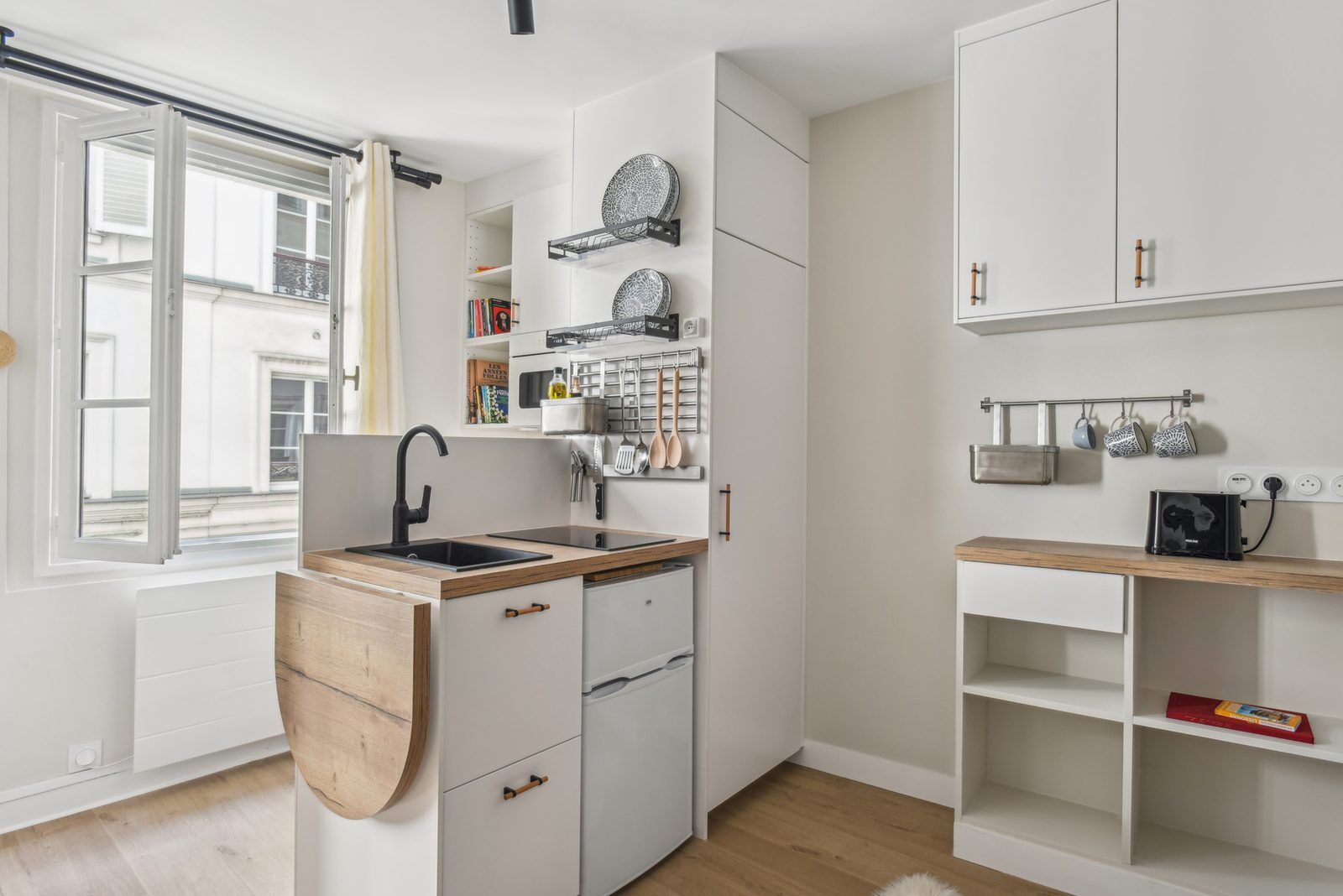 Après travaux : kitchenette, Studio ultra optimisé 12 m², Paris 1er
