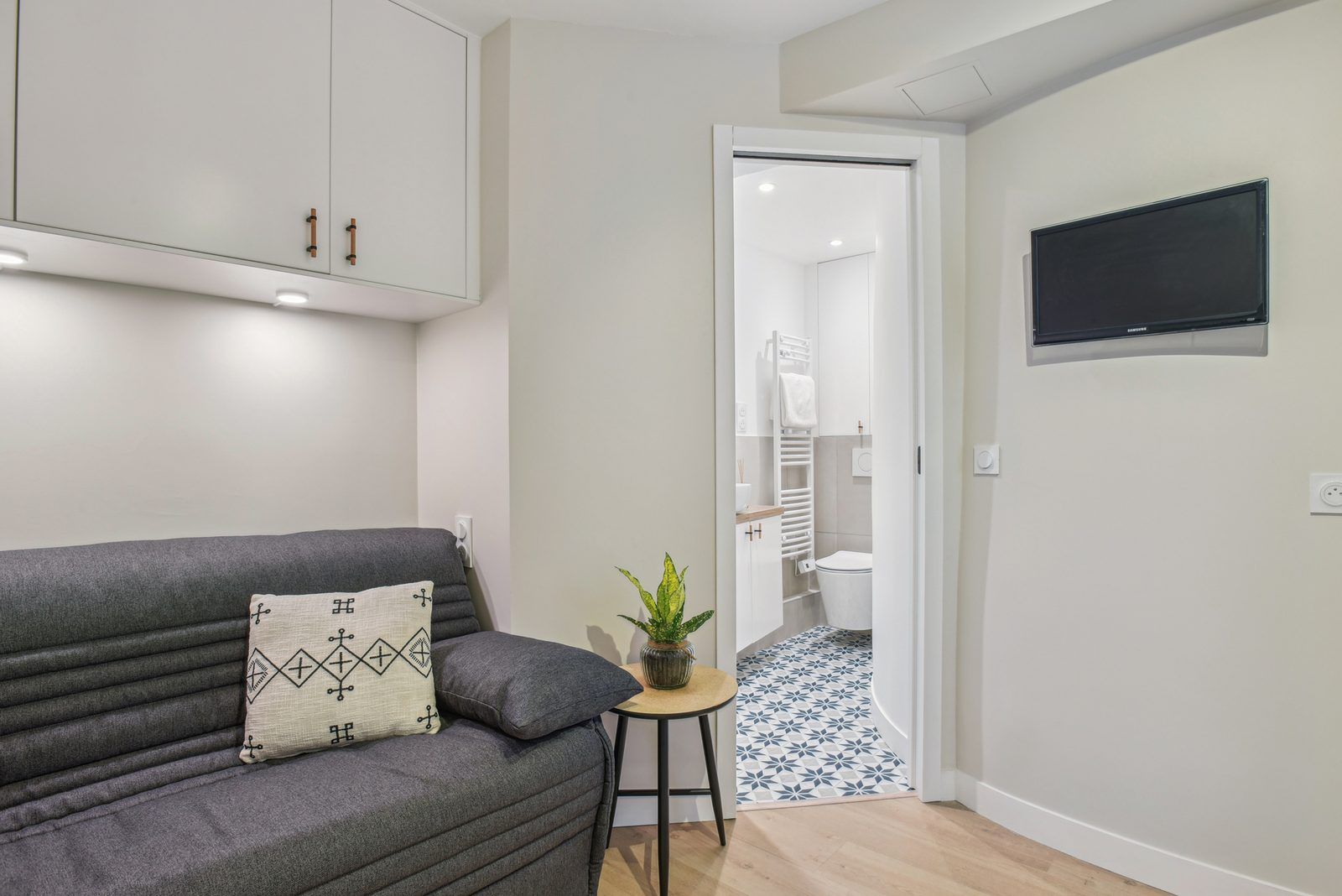 Après travaux : salle de douche et séjour, Studio ultra optimisé 12 m², Paris 1er